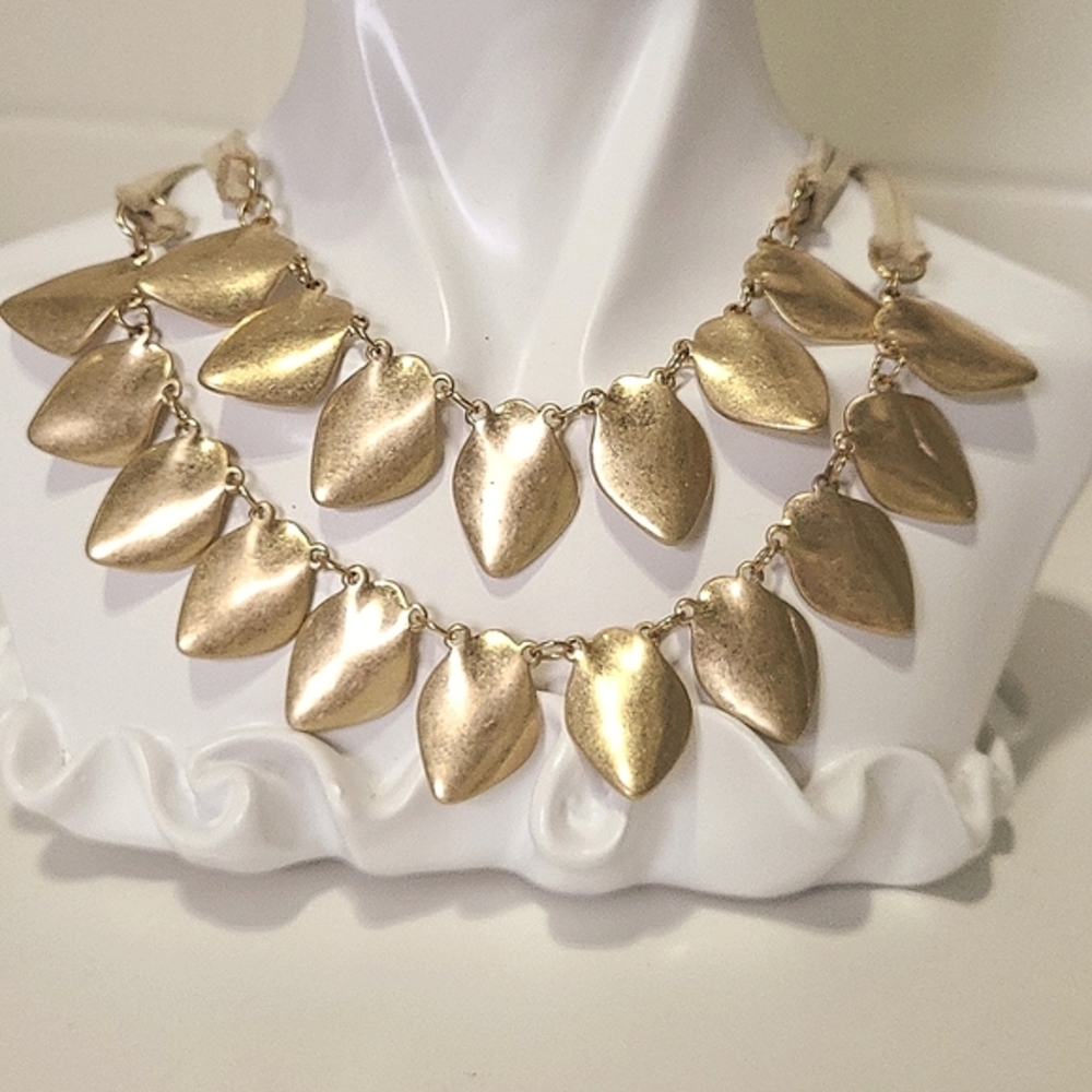 SONOMA NECKLACE gold tone.